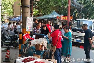 媒体人：国足已经足够努力，但进攻天赋的天花板太低